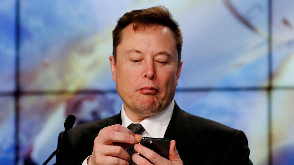 Elon Musk skriver på Twitter, at hans køb af det sociale medie er midlertidigt sat på pause. (Arkivfoto). <i>Joe Skipper/Reuters</i>
