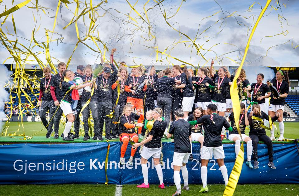 Jublen var stor, da pokalen kom på Fortuna-hænder. <i>Foto: Torben Hansen</i>