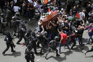Tusinder begraver journalisten Akleh i Jerusalem