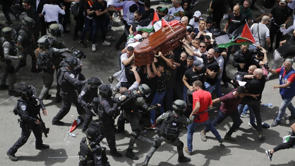 Det kom til tumult i Jerusalem fredag, da israelsk politi forsøgte at fjerne palæstinensiske flag fra de sørgende i et begravelsesoptog. Det var journalisten Shireen Abu Akleh fra al-Jazeera, der blev begravet. <i>Maya Levin/Ritzau Scanpix</i>