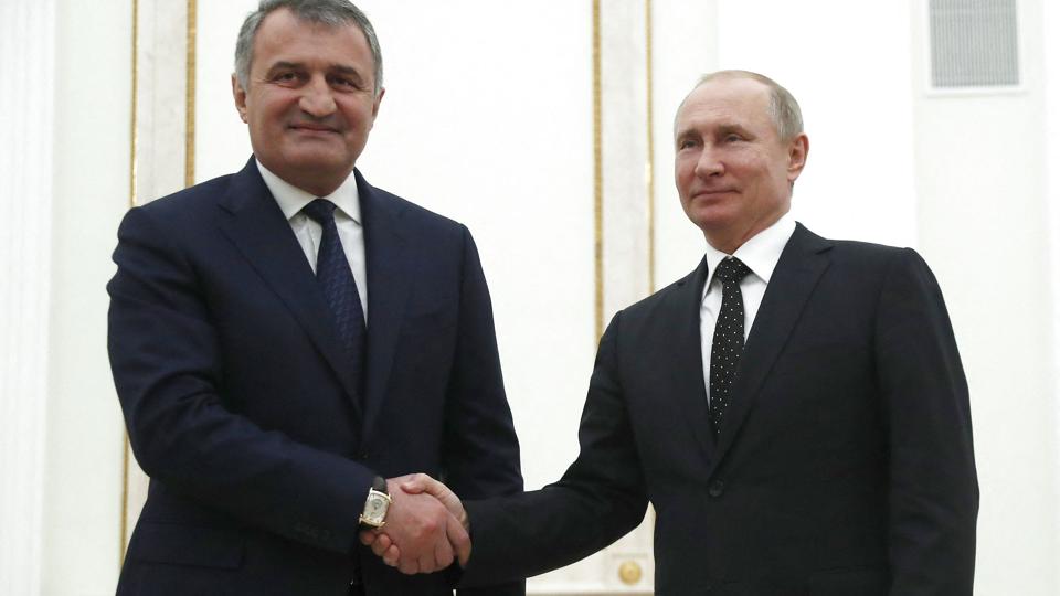 Anatolij Bibilov (tv), afgående præsident i Sydossetien, hilser her på Ruslands præsident, Vladimir Putin. Nu har Bibilov netop udskrevet folkeafstemning om at slutte Sydossetien til Rusland. (Arkivfoto) <i>Pavel Golovkin/Ritzau Scanpix</i>
