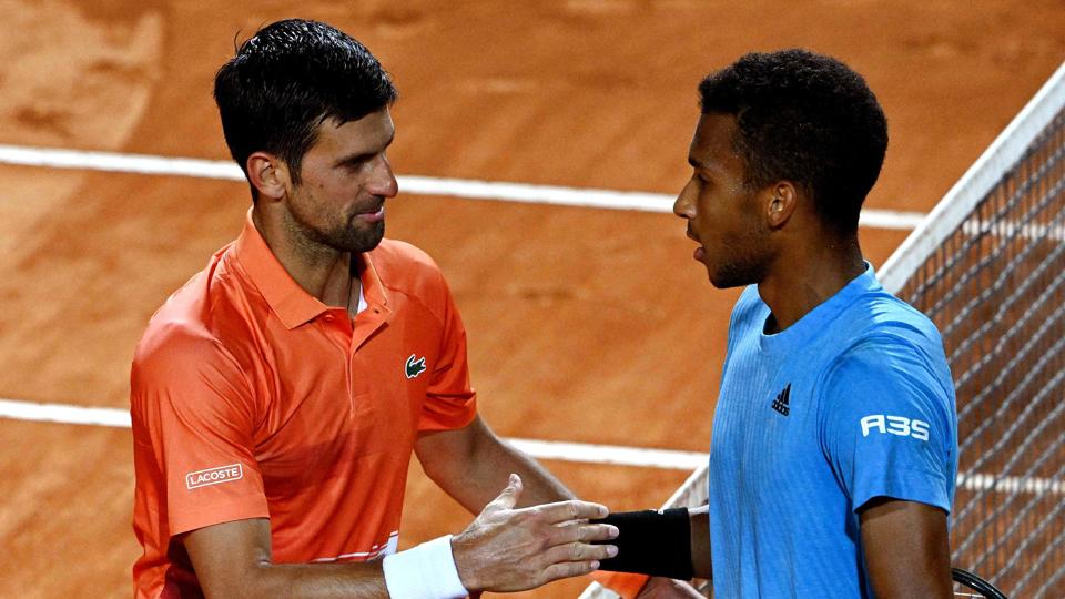 Serbiens Novak Djokovic (til venstre) nåede fredag op på 999 vundne kampe på ATP Tour, da han i kvartfinalen i Masters 1000-turnering i Rom sendte canadieren Felix Auger-Aliassime (til højre) ud. <i>Tiziana Fabi/Ritzau Scanpix</i>