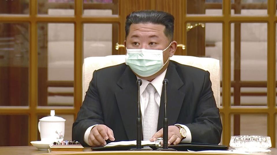 Torsdag viste Nordkoreas leder, Kim Jong-un, sig med mundbind på for første gang på tv. Samme dag blev de første tilfælde af coronavirus bekræftet i det meget lukkede land. <i>Uncredited/Ritzau Scanpix</i>