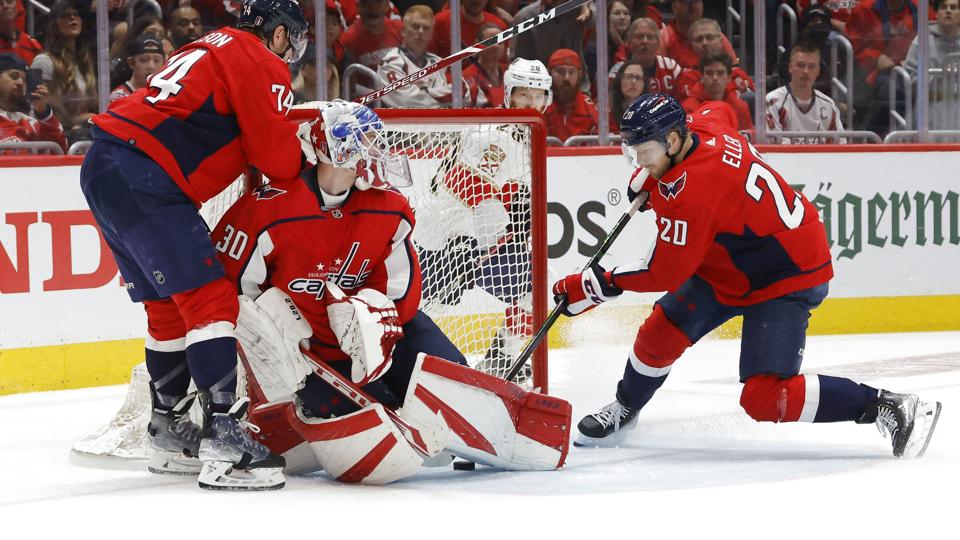 Lars Eller (20) i aktion for Washington Capitals mod Florida Panthers, som med en sejr på 4-3 sendte danskerens hold ud af slutspillet. <i>Geoff Burke/Ritzau Scanpix</i>