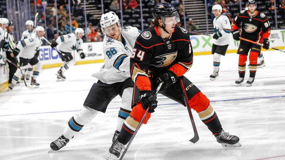 Joachim Blichfeld (i hvid trøje) har spillet otte NHL-kampe for San Jose Sharks, men blev forbigået i den forgangne sæson. <i>Ringo H.w. Chiu/Ritzau Scanpix</i>