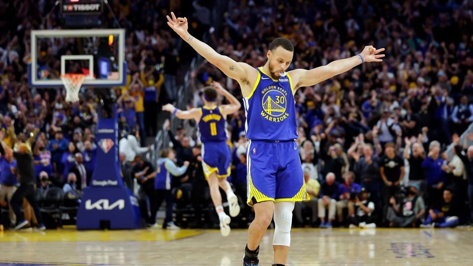 Stephen Curry er en af de mest profilerede spillere i NBA. Her fejrer han en scoring af Klay Thompson i nattens sejr over Memphis Grizzlies. <i>Carlos Avila Gonzalez/Ritzau Scanpix</i>