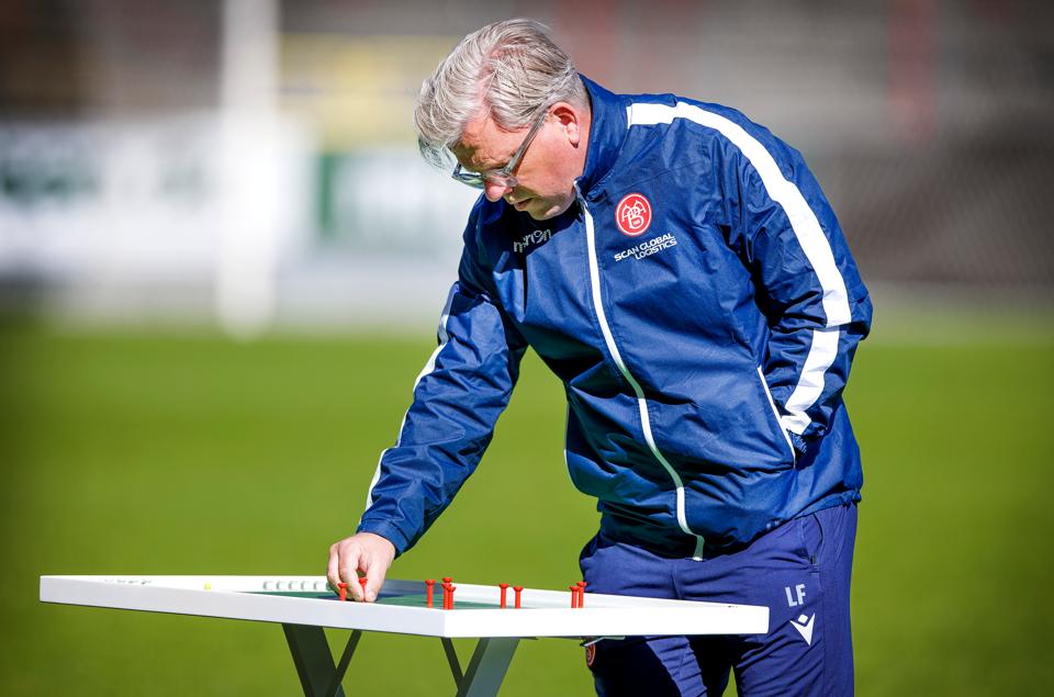 AaB-træner Lars Friis har fået et par brikker mere til sit puslespil forud for søndagens kamp mod Brøndby. <i>Foto: Torben Hansen</i>