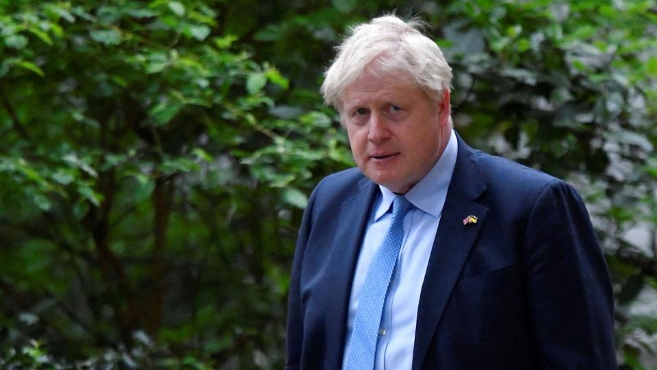 Der kan gå for meget slinger i den, hvis man arbejder for meget hjemme, mener Boris Johnson. Så han vil have folk til igen at tage ind på deres kontorer for at arbejde som før coronaen. (Arkivfoto) <i>Toby Melville/Reuters</i>