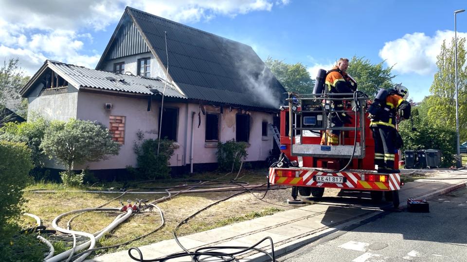 Der gemte sig iltflasker på adressen i Vester Hornum, og det gjorde brandslukningen ekstra udfordrende. <i>Foto: Kim Dahl Hansen</i>