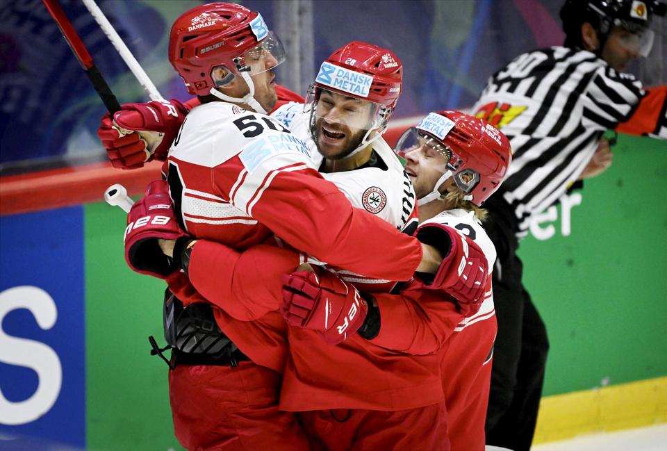 Aalborg Pirates' Patrick Bjorkstrand (i midten) stod for det første danske mål ved VM.Ice Hockey - IIHF World Ice Hockey Championship 2022 - Denmark v Kazakhstan - Helsinki, Finland - May 14, 2022 Denmark's Mathias Bau, Patrick Bjorkstrand and Nicolai Meyer celebrate a goal Antti Aimo-Koivisto/Lehtikuva via REUTERS ATTENTION EDITORS - THIS IMAGE WAS PROVIDED BY A THIRD PARTY.NO THIRD PARTY SALES. NOT FOR USE BY REUTERS THIRD PARTY DISTRIBUTORS. FINLAND OUT.NO COMMERCIAL OR EDITORIAL SALES IN FINLAND. <i>Foto: Antti Aimo-Koivisto/Reuters/Ritzau Scanpix</i>