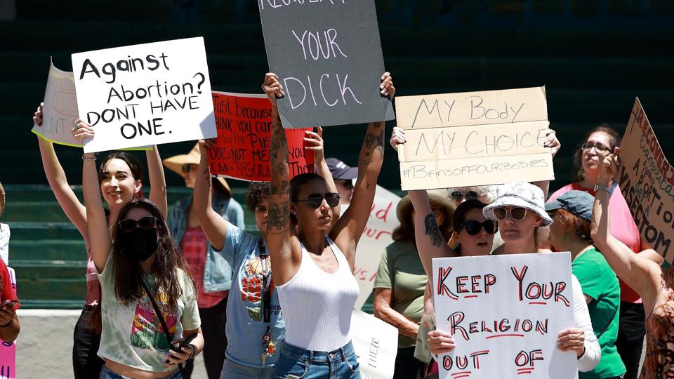 Aktivister er på gaderne i mange byer i USA for at demonstrere for retten til abort. Billedet er fra Fort Lauderdale i Florida. <i>Joe Raedle/Ritzau Scanpix</i>