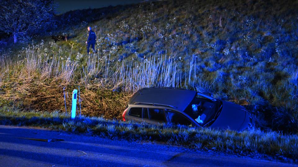 En mandlig bilist kørte galt ved Brovst sent lørdag aften. <i>Foto: Jan Pedersen</i>