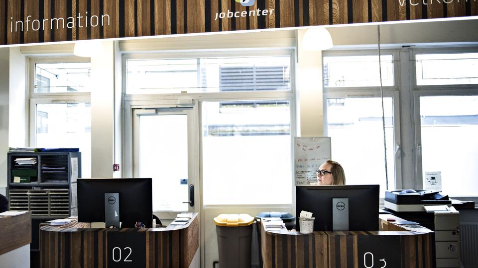 Kommunerne vil af med et pålæg om uddannelse til en bestemt gruppe unge arbejdsløse. I stedet kan vejen til den rigtige uddannelse meget vel gå gennem et job, argumenterer Odense-borgmester Peter Rahbæk Juel (S). <i>Ida Guldbæk Arentsen/Ritzau Scanpix</i>