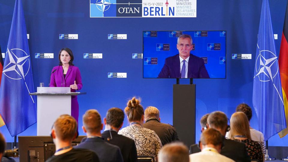 Natos generalsekretær, Jens Stoltenberg, lover hurtige sikkerhedsgarantier til Sverige og Finland, hvis de søger optagelse i Nato. Søndag deltog han på grund af corona via videolink i et pressemøde med Tysklands udenrigsminister Annalena Baerbock. <i>Kevin Lamarque/Ritzau Scanpix</i>