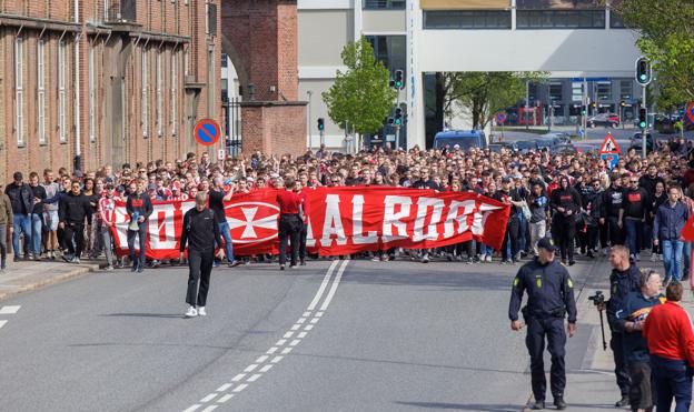 Det var en flok feststemte AaB-fans, der satte kurs mod stadion. <i>Foto: Torben Hansen</i>