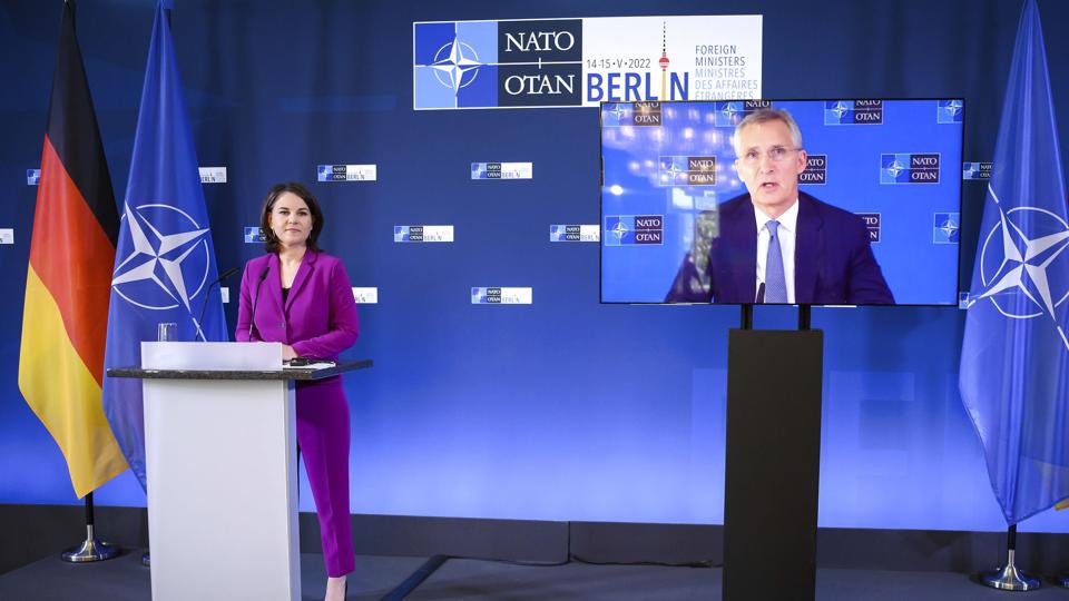 Ukraine kan vinde krigen mod Rusland. Det siger Natos generalsekretær, Jens Stoltenberg. På grund af corona deltog han via videolink i pressemødet efter Nato-landens udenrigsministres møde i Berlin. <i>Bernd Von Jutrczenka/Ritzau Scanpix</i>
