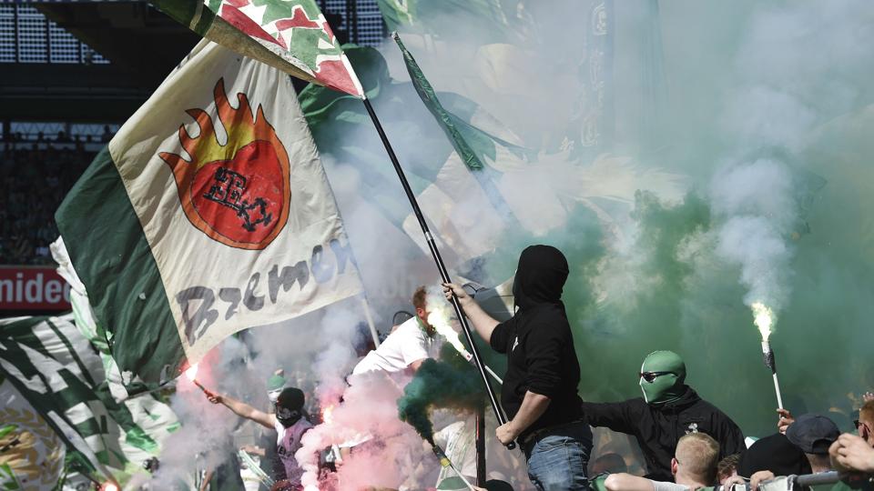 Werder Bremens fans kunne søndag fejre oprykning til Bundesligaen. Hamburger SV skal ud i playoffkampe. <i>Foto: Carmen Jaspersen/Ritzau Scanpix</i>