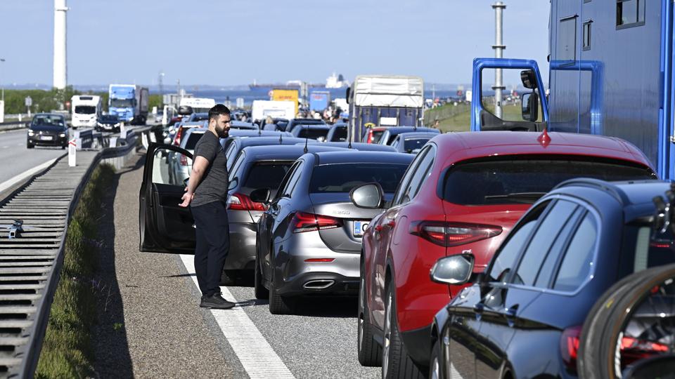 Bilister på vej mod Sjælland holder i kø ved Storebæltsbroen, søndag den 15. maj 2022. Et uheld med to biler på Storebæltsbroen har søndag eftermiddag resulteret i en lang kø af biler, som vil fra Fyn mod Sjælland. (Foto: Lars Møller/Scanpix 2022) <i>Lars Møller/Ritzau Scanpix</i>