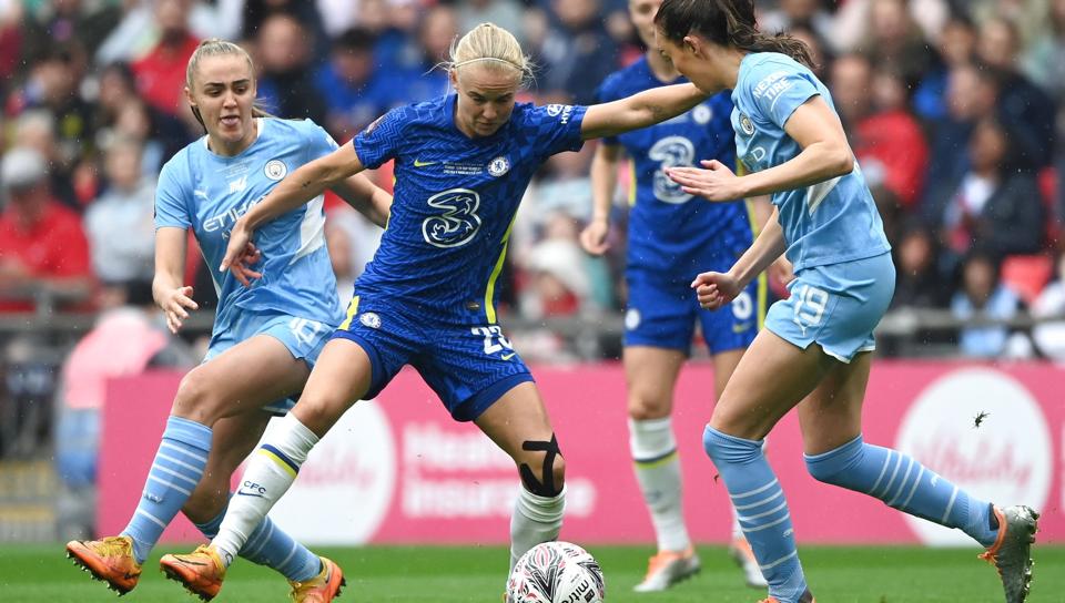 Pernille Harder har været Chelsea-spiller i to sæsoner, og det er indtil videre blevet til seks titler i danskerens tid i klubben. <i>Neil Hall/Ritzau Scanpix</i>