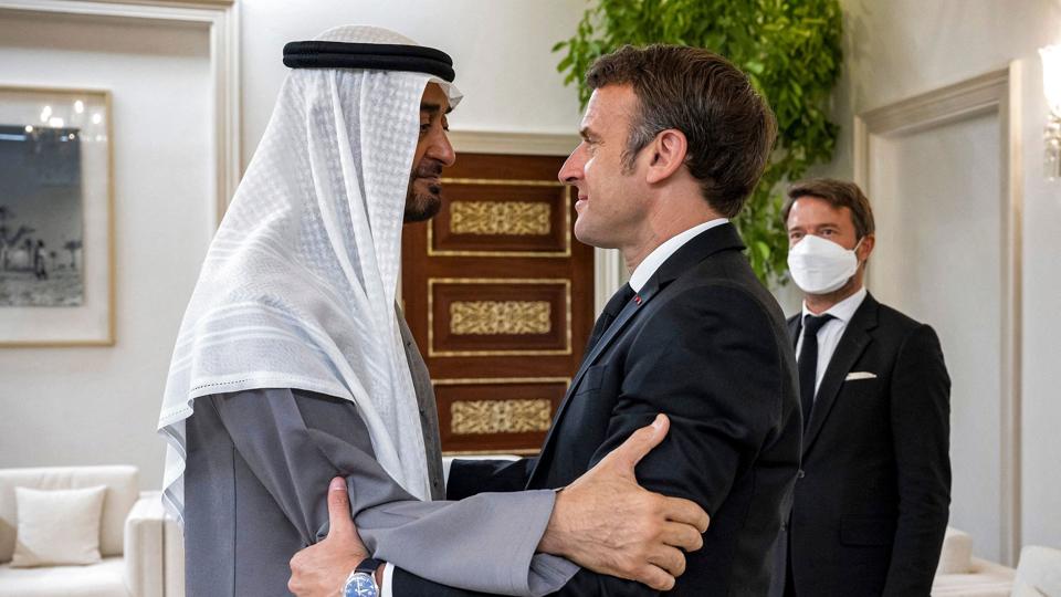 Frankrigs præsident, Emmanuel Macron (th), var en af de første til at lykønske Emiraternes nye leder, Sheikh Mohamed bin Zayed al-Nahyan, kendt som MbZ. <i>Hamad Al-Kaabi/Ritzau Scanpix</i>