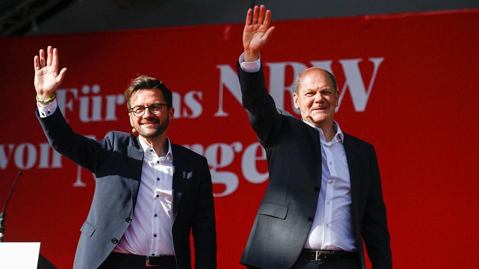 Den tyske forbundskansler, Olaf Scholz (th), var under valgkampen i Nordrhein-Westfalen for at hjælpe SPD's spidskandidat i delstaten, Thomas Kutchaty. Billedet er fra et vælgermøde i Köln den 13. maj. Men det gik ikke så godt på valgdagen. <i>Ina Fassbender/Ritzau Scanpix</i>