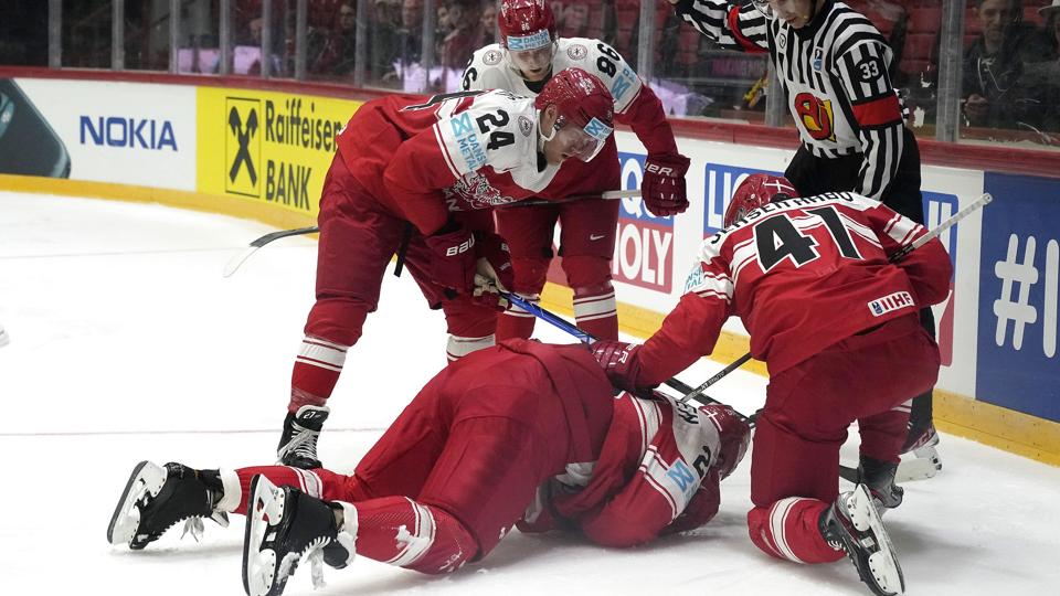 Oliver Lauridsen har formentlig spillet sine sidste minutter ved VM i Finland efter sit uheld søndag aften. <i>Martin Meissner/Ritzau Scanpix</i>
