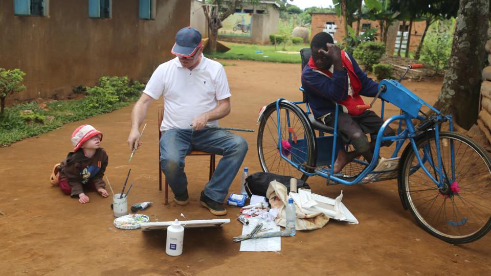 Kunstmaleren Finn Have har to gange tidligere været i Bukoba for at lave workshops med unge med henblik på selvforsørgelse gennem kunst. Nu skal han afsted igen, denne gang med fokus på børn med albinisme og handicap. <i>Privatfoto</i>
