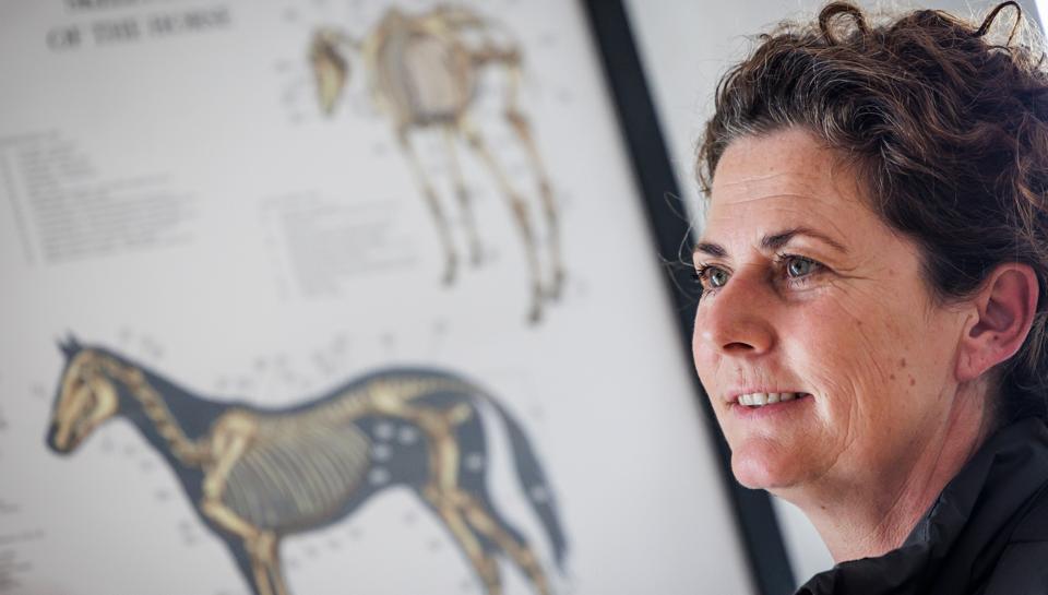 Anne Mette fra Horsepartner åbner ny stor rideudstyrsbutik i et gammelt missionshus. <i>Foto: Martin Damgård</i>