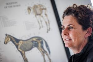 Hestenørden Anne Mette åbner butik med rideudstyr i gammelt missionshus
