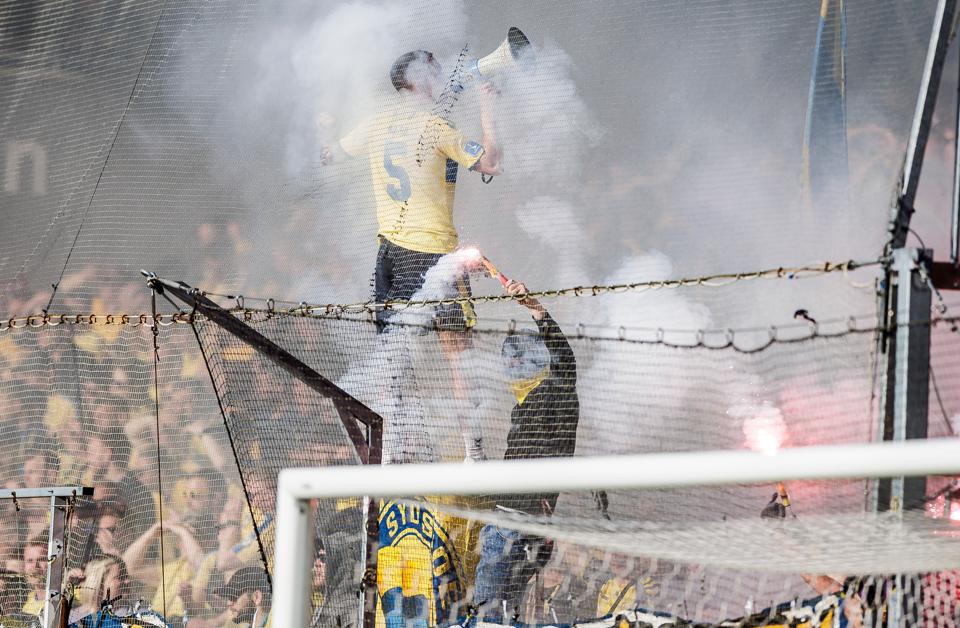Mindst en Brøndbyfan lavede tilsyneladende andet end at juble over sejren over AaB på Portland Park søndag aften. <i>Foto: Torben Hansen</i>