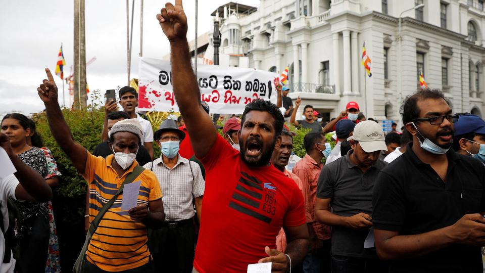 Protester mod regeringen i Sri Lanka har ifølge Reuters ført til ni døde og 300 sårede. Tirsdag tiltrådte en ny premierminister, nemlig Ranil Wickremesinghe. Han skal forsøge at dæmpe uroen. <i>Adnan Abidi/Reuters</i>