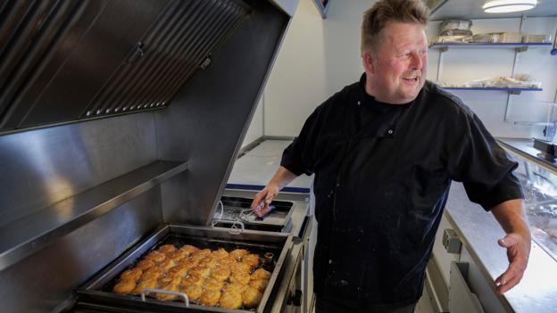 - To krydrede og et par bowser, sågerne. Johnny Ertmann får langet mange, mange fiskefrikadeller over disken i løbet af de timer, han er på plads i Brønderslev. Og bowserne ... det er krydret torskerogn, som også er populært. <i>Foto: Henrik Bo</i>