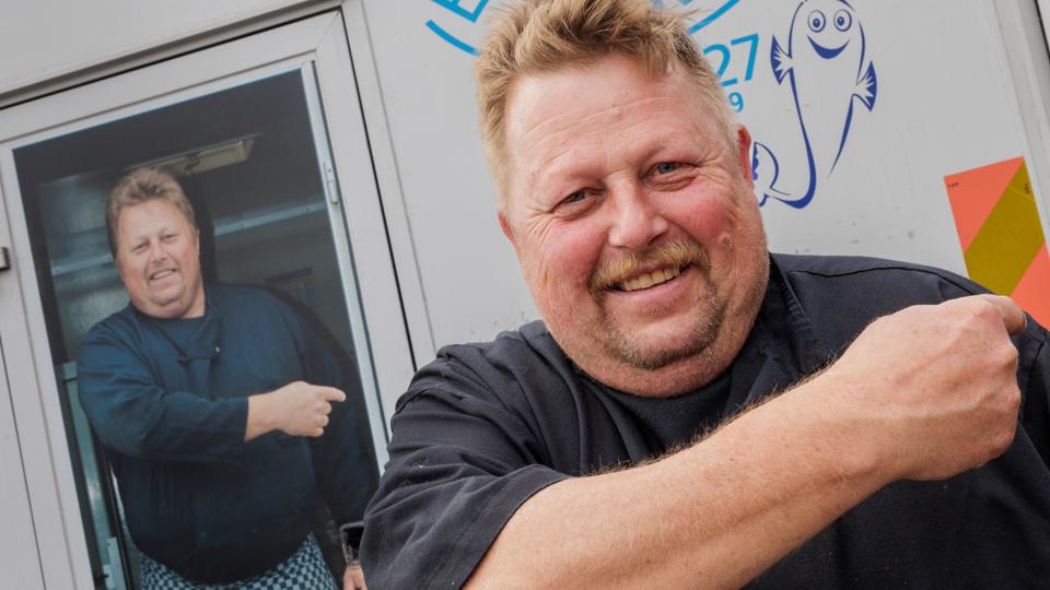 Johnny Ertmann fra Aabybro er hver mandag i Brønderslev for at sælge frisk fisk fra Fiskebilen, der holder foran Løvbjerg Supermarked. Og på Facebook er det blevet en stående, og efterhånden slidt, vits, at alle de dårlige ting, der sker i Brønderslev, helt sikkert er Fiskebilens skyld. Brønderslev 16. maj 2022. <i>Foto: Henrik Bo</i>