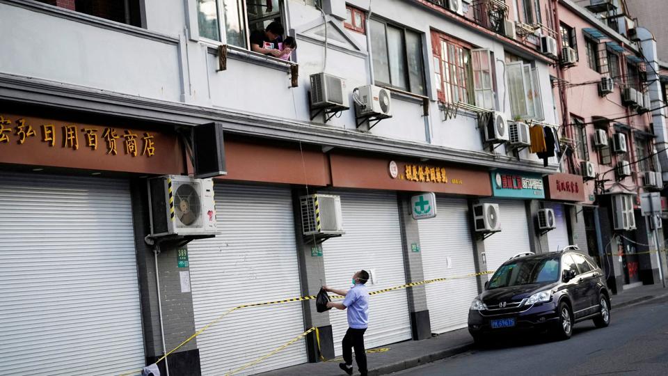 Borgere i et nedlukket beboerområde i Shanghai. Siden begyndelsen af april har Shanghai haft strenge coronaregler som følge af det største udbrud i Kina siden begyndelsen af pandemien. (Arkivfoto). <i>Aly Song/Reuters</i>