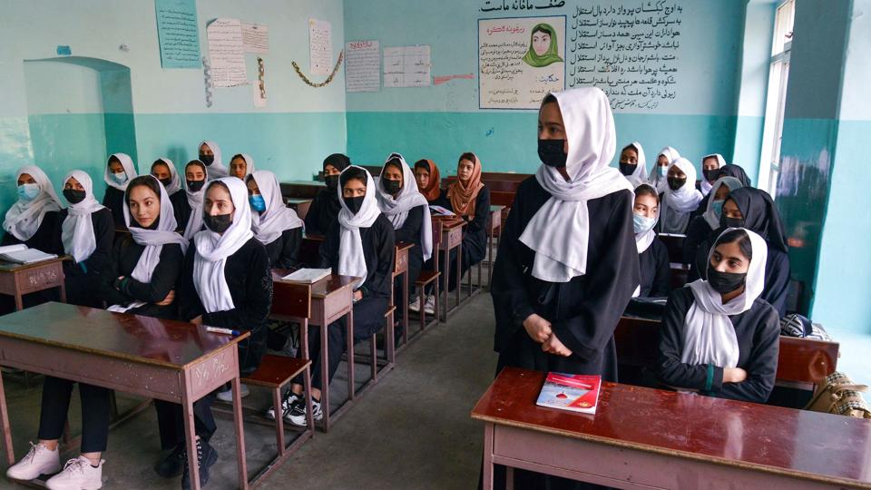 Afghanske piger var tilbage i skole i de ældre klasser i slutningen af marts. Det var en kort fornøjelse. Bare timer efter genåbningen blev beslutningen om at lade dem gå i skole omgjort. Men snart kommer der "gode nyheder" på området ifølge Taliban. (Arkivfoto). <i>Ahmad Sahel Arman/Ritzau Scanpix</i>