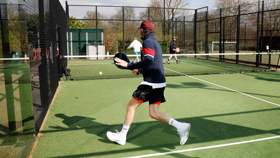 I Danmark er antallet af padelbaner siden 2018 steget fra 32 til lidt over 700, melder Dansk Padel Forbund. Billedet er taget i England. <i>Tolga Akmen/Ritzau Scanpix</i>