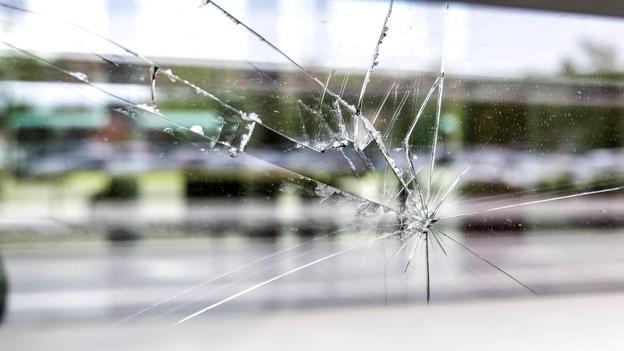 I alt fire ruder blev knust på Hobro Busterminal mandag aften. <i>Foto: Torben Hansen</i>