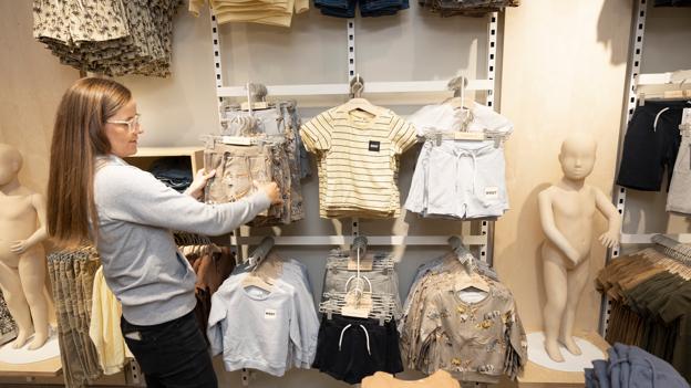Salgsassistent Monica Kjær er erfaren i at sælge børnetøj. Hun har haft sin egen butik Fashion for Kids i Sæby. <i>Foto: Claus Søndberg</i>