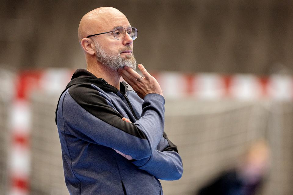 Aalborg Håndbold-træner Stefan Madsen havde tirsdag formiddag sine spillere igennem den sidste træning inden returkampen mod Veszprém. <i>Foto: Lars Pauli</i>