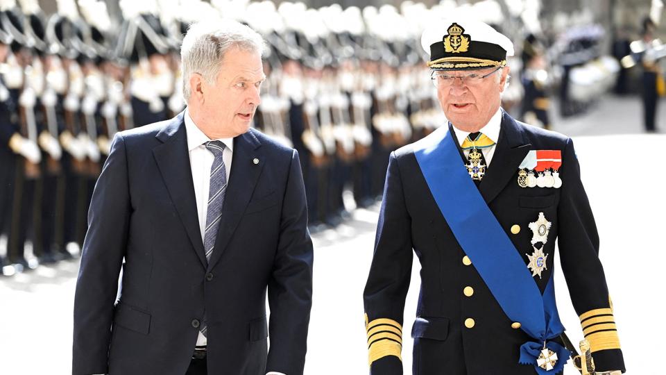 Finlands præsident, Sauli Niinistö (t.v.), sammen med den svenske kong Carl Gustaf før en tale af præsidenten til det svenske parlament. <i>Tt News Agency/Reuters</i>