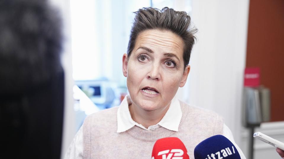 - Vores folketingsgruppe er kommet frem til, at vi kommer til at ophæve Claus Hjorts immunitet, så domstolssystemet får mulighed for at prøve sagen, siger SF-formand Pia Olsen Dyhr efter et gruppemøde. <i>Martin Sylvest/Ritzau Scanpix</i>