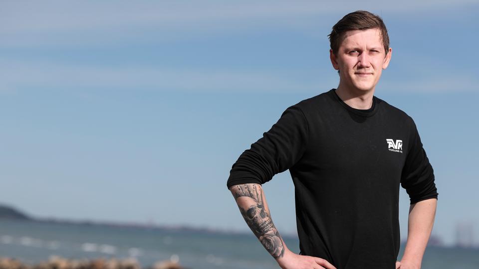 Rasmus Hald er med i Lærlinge i Oprør - kampagnen. Han er ligeledes formand for Metal Ungdom i Vendsyssel. Han er uddannet industritekniker og arbejder på AVK Tooling. Sæby 17. Maj 2022. <i>Foto: Claus Søndberg</i>
