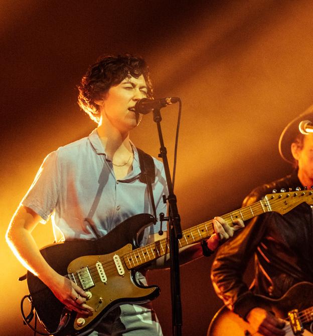 I en anmeldelse af Ginne Markers koncert i Musikkens Hus i maj 2021 skrev musikmagasinet Gaffa blandt andet, at “nutidens guitargud åbenbart er en nordjysk kvinde midt i 20'erne”. <i>Foto: Kasper Krupsdahl</i>