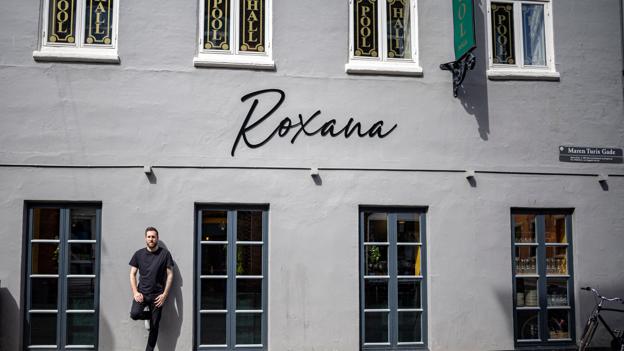 Roxana har adresse på adressen Ved Stranden 5 i Aalborg. Stedet fungerer både som restauration og loungebar.