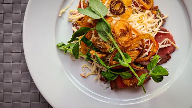 Klassisk roastbeef med hjemmelavet remoulade, friterede løg, peberrod og hjemmesyltet agurkesalat. Bette Kros version af en klassiker med gode hjemmelavede løg. <i>Foto: Jakob Kanne Bjerregaard</i>