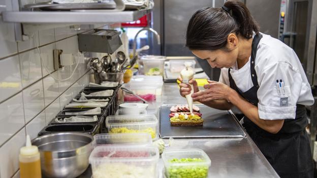 Mortens Kro har Nordjyllands mest avantgarde smørrebrød og ligger som nummer 15 i landet. Det er flot, for smørrebrød har i længere tid været stort i København. <i>Foto: Henrik Bo</i>