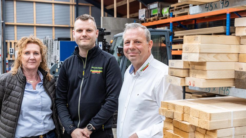 For tre år siden gik Henrik Staun (th.) konkurs med Lund & Staun, der var et stort og kendt byggefirma. Kort efter startede han Byggefirmaet Staun. Det har været en stor succes. Hans søn, Niclas (midten) og hustruen Pia (tv.) er medejere. <i>Foto: Kim Dahl Hansen</i>