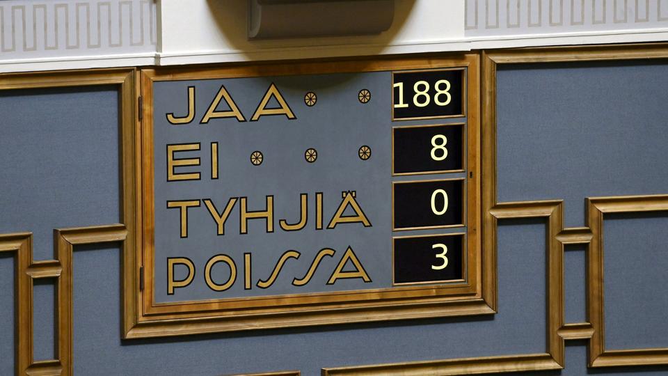 188 stemte for, mens otte stemte imod, da Finlands parlament tirsdag tog stilling til muligt Nato-medlemskab. <i>Lehtikuva/Reuters</i>