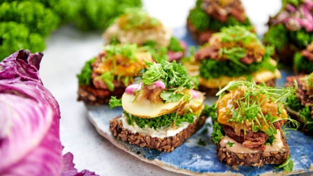 Vegandottir leverer spændende velsmagende smørrebrød ud af "vognen" men med mulighed for at sidde ned og spise det. <i>Vegandottir</i>
