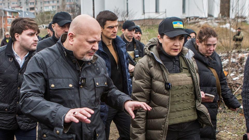 ICC's chefanklager, Karim Khan, var i april på besøg i byen Butja, hvor russiske styrker mistænkes for at begå krigsforbrydelser. <i>Volodymyr Petrov/Reuters</i>